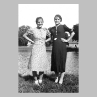 086-0063 Dora Murach und Lene Haering (im hellen Kleid) vor dem Teich auf Gut Hugo Geil in Perkuiken.jpg